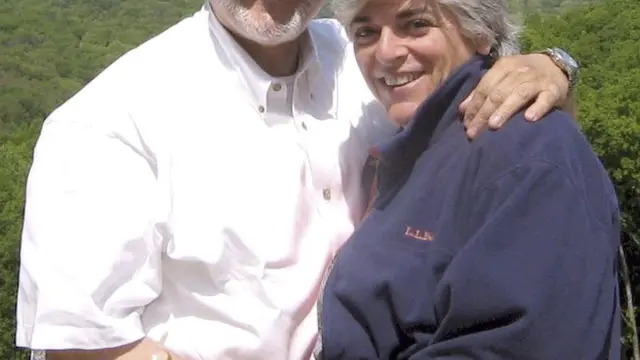 Alan Gross junto a su esposa en una fotografía de archivo