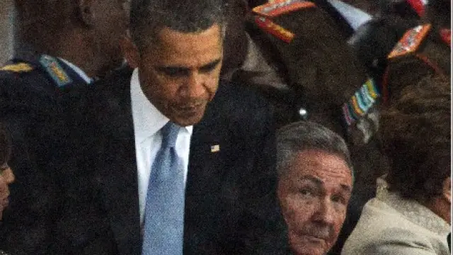 Foto de archivo del breve encuentro entre Obama y Castro
