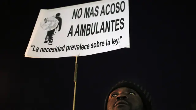 Un hombre protesta contra la devolución de inmigrantes en la frontera entre España y Marruecos