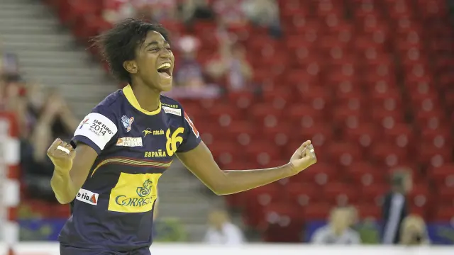La jugadora española Alexandrina Cabral celebra un gol con la selección.