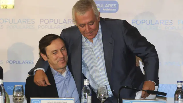 El vicesecretario de Política Autonómica y Local del PP, Javier Arenas, abraza al portavoz del Grupo Popular en el Congreso, Rafael Hernando