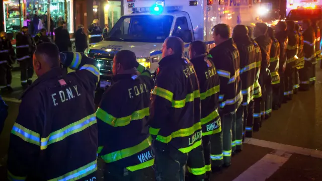 Una ambulancia traslada el cuerpo de uno de los dos policías fallecidos