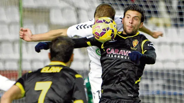 Borja Bastón intenta controlar el balón ante la presencia de Pulido.