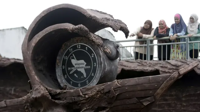 Un monumento muestra un reloj con sus agujas detenidas en el momento exacto del tsunami de 2004