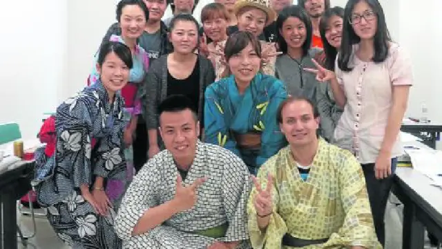 Carlos Munilla (abajo a la derecha), con amigos japoneses en Osaka.
