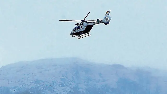 El helicóptero de la Guardia Civil salió del aeropuerto de Monflorite por la mañana y por la tarde para dar numerosas batidas por el Pirineo central cuando dejó de soplar el viento en busca de los dos estudiantes.