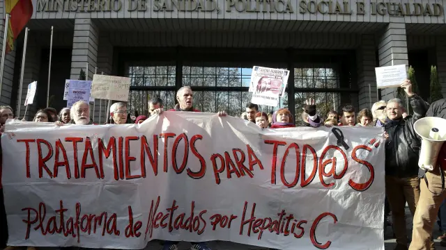 Afectados por la Hepatitis C exigen ante Sanidad que les den los nuevos tratamientos