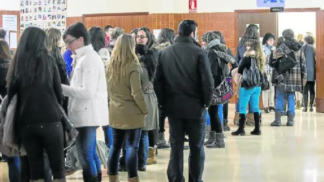 Opositores esperando a entrar en una de las aulas donde se hizo ayer el examen para matronas.