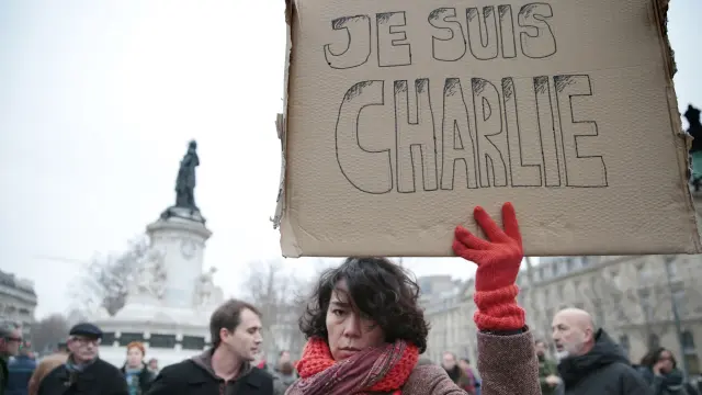 Ciudadanos franceses condenan el ataque al semanario parisino
