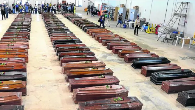Recuento de cadáveres en el hangar del aeropuerto de Lampedusa tras la muerte de casi 400 personas, en octubre de 2013.