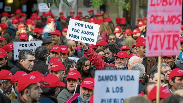 Los agricultores de Teruel llenaron ayer la plaza San Pedro Nolasco de Zaragoza para reivindicar una PAC "más justa" para la provincia. O. Duch