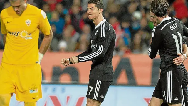 14Ronaldo celebra con rabia uno de su goles, junto a Bale y Benzema, ante un Rubén cabizbajo.