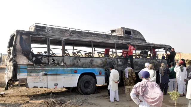 Autobús quemado tras el accidente