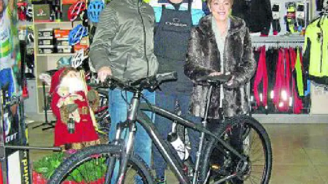 Miguel Latorre y su madre compraron una bici entre otros caprichos.