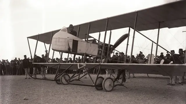 El oficial  de Caballería Sr. Baños, en el instante de aterrizar. Foto: Aurelio Grasa Sancho, 1914.