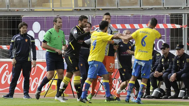 Disputa en el partido que disputó este domingo la U.D. Las Palmas y el Real Zaragoza