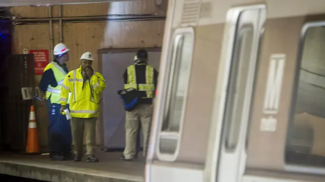 Fallece una mujer tras llenarse de humo un túnel del metro de Washington