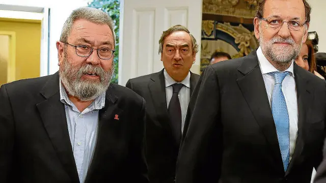 El presidente Rajoy junto con el líder de UGT, Cándido Méndez, y de la patronal, Juan Rosell.