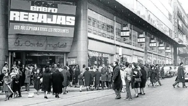 Primera jornada de las rebajas  de 1964 en la sede de El Corte Inglés, en la calle Preciados de Madrid.
