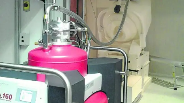 Licuefactor comercial ATL160 en el momento de trasvasar el helio recuperado y licuado, procedente de un magnetoencefaló-grafo, en un centro de investigación médica en Munster (Alemania).