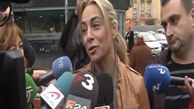 Sonia Castedo acude a los juzgados de Alicante sobre una alfombra de pétalos de rosa