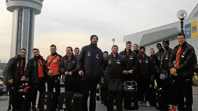 La expedición del CAI Teruel de voleibol, a su llegada al aeropuerto de Sofía, en Bulgaria.