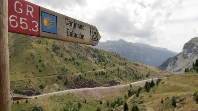 Indicación del Camino de Santiago en el Somport, punto de partida en el Pirineo aragonés