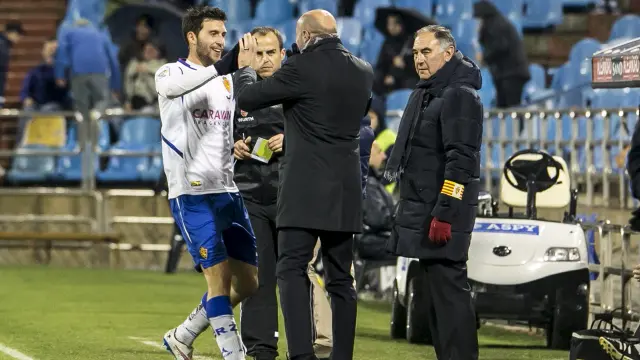 Borja Bastón abraza a Popovic tras su primer gol ante el Leganés