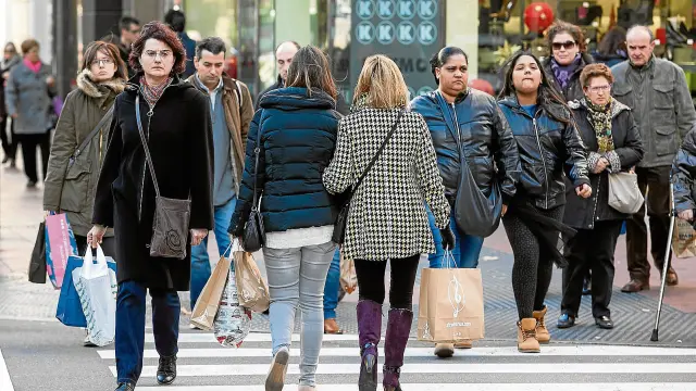 La zona de compras del paseo de Las Damas de la capital aragonesa registró ayer una gran afluencia de clientes.