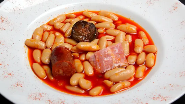 Un plato de fabada del restaurante zaragozano El Portal Asturiano