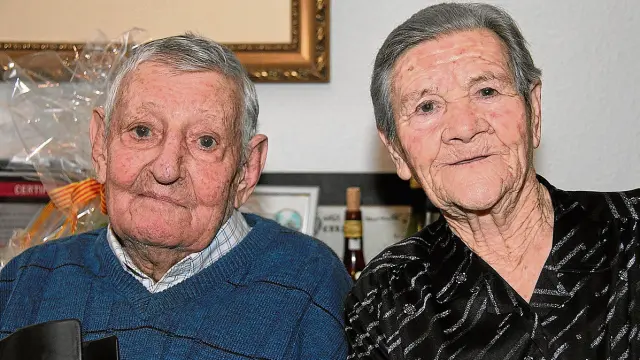José Iranzo y Pascuala Balaguer, ayer, al término del homenaje en su domicilio.