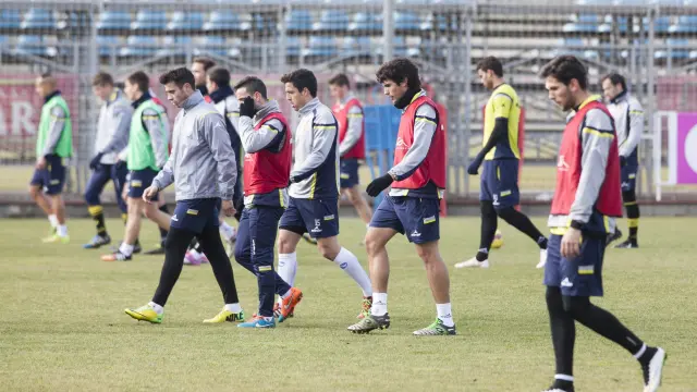 Los jugadores del Real Zaragoza preparan el partido contra el Recre