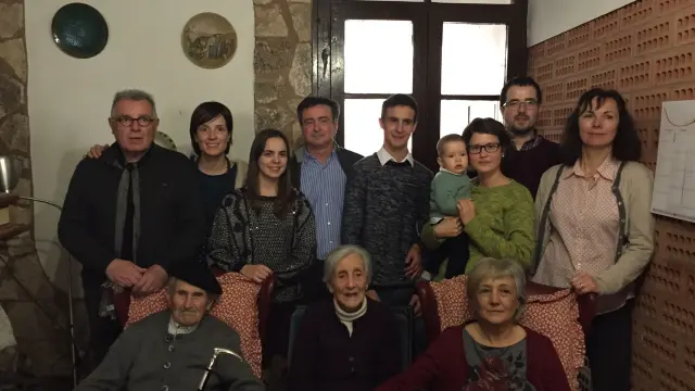 Jorge Aznar, rodeado de su familia en la celebración de su centenario
