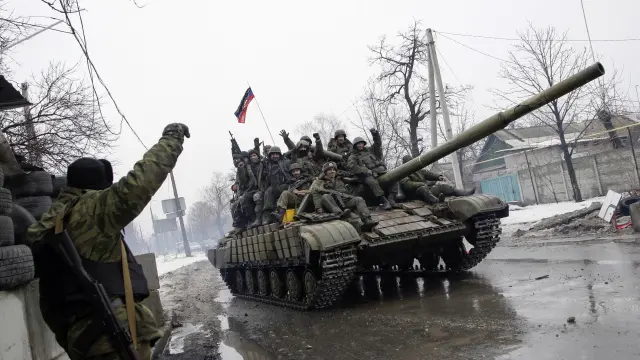 Rebeldes prorrusos conducen un tanque en Donetsk, Ucrania, el 22 de enero