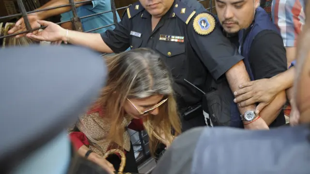 La exmujer de Nisman sale del juzgado después de declarar