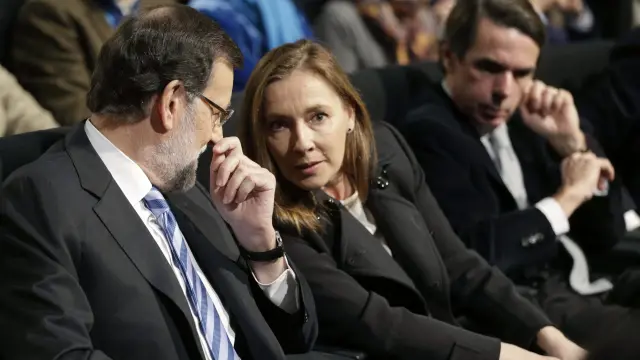 Rajoy conversa con su esposa, Elvira Rodríguez. A su lado, José María Aznar