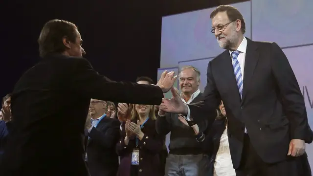 Aznar sube al estrado a felicitar a Rajoy por su discurso