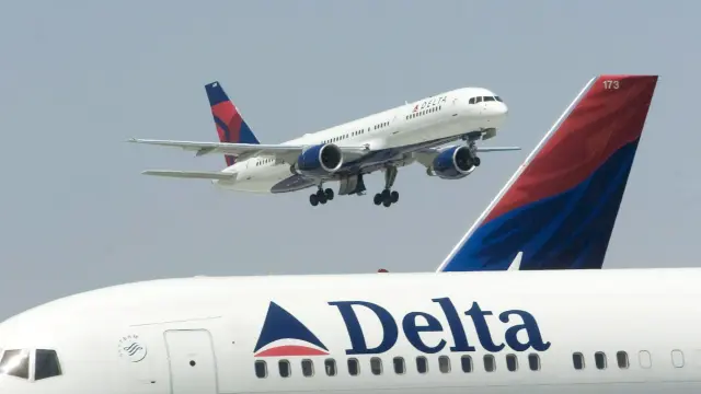 Imagen de archivo de dos aviones en el aeropuerto de Atlanta