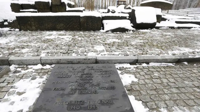 La nieve cubre uno de los memoriales de las víctimas de Auschwitz