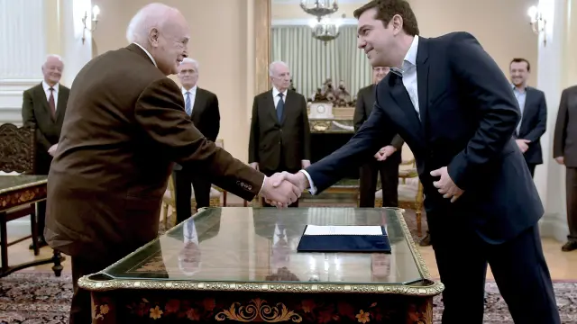 Károlos Papulias estrecha la mano a Alexis Tsipras