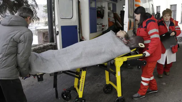Los médicos trasladan a un herido a un hospital de Donetsk