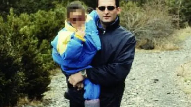 Carlos Ferrer, con su hija en brazos, antes de entrar en prisión.