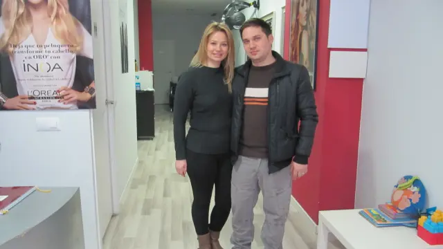 Irina y Mihai, en la peluquería de ella en la calle Escoriaza y Fabro