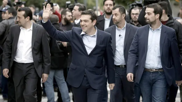 El nuevo primer ministro griego, Alexis Tsipras (c), a su llegada el palacio presidencial en Atenas