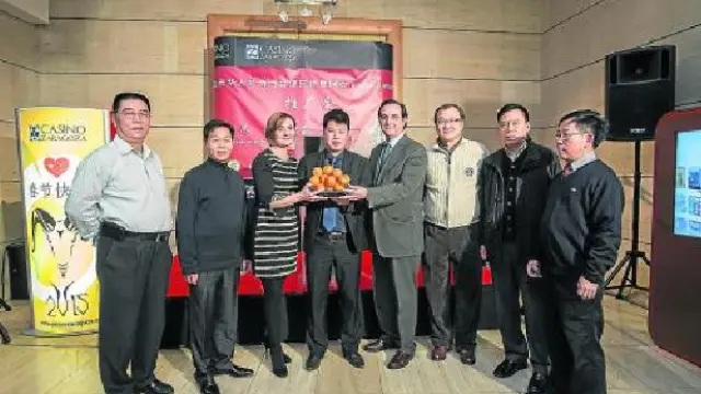 Juana Avellaneda, Xinte Wang y Miguel Ángel Argente, en el centro, junto a representantes de la comunidad china.