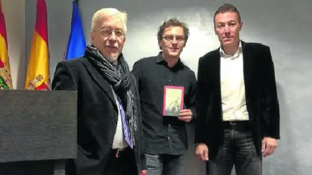 El editor Joaquín Casanova, el autor Juan Herranz y el exjugador Xavi Aguado durante la presentación del libro 'Real Zaragoza 2.0', que tuvo lugar el pasado martes en el salón de actos de la FederaciónAragonesa de Fútbol.
