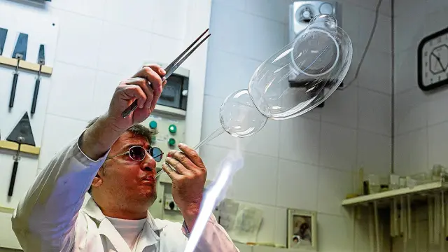 Javier Pérez diseñando un matraz en el departamento de soplado de vidrio de la Universidad.
