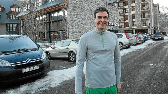 Pedro Sánchez, junto al hotel HG de Cerler, disfrutará el fin de año en las pistas ribagorzanas.
