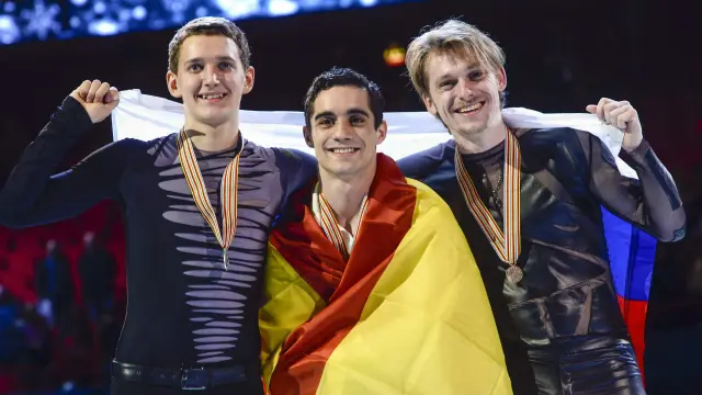 Javier Fernández (en el centro) celebra su victoria