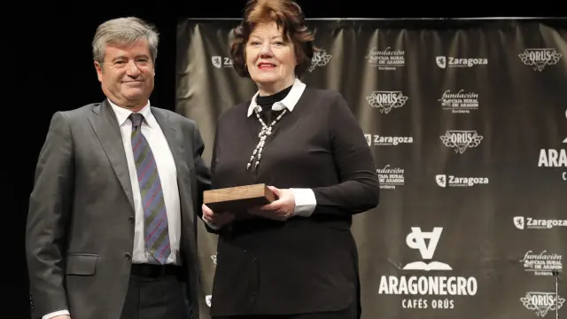 Anne Perry, premiada en el festival, con Javier Marco, de Cafés Orús.